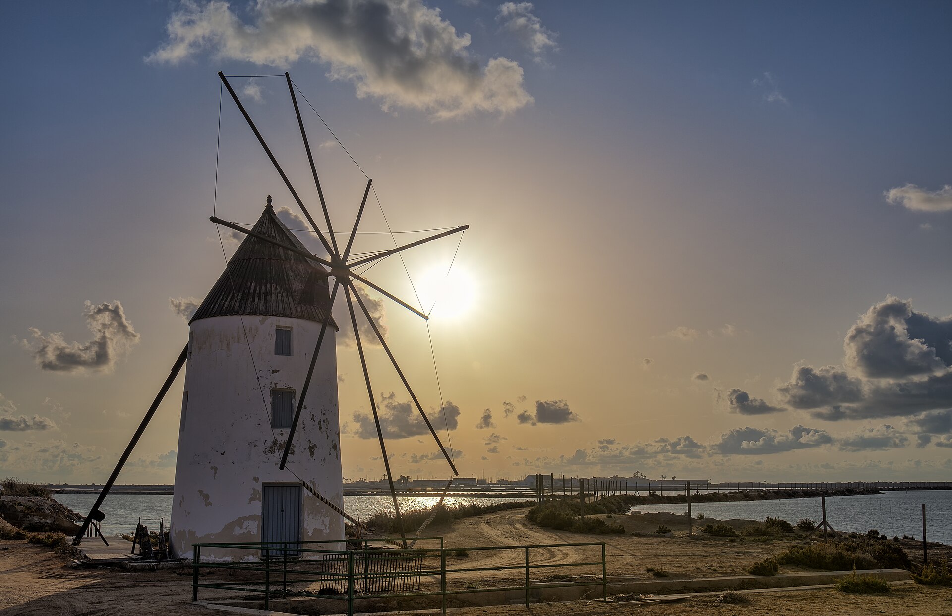 Molino de viento junto al Mar Menor