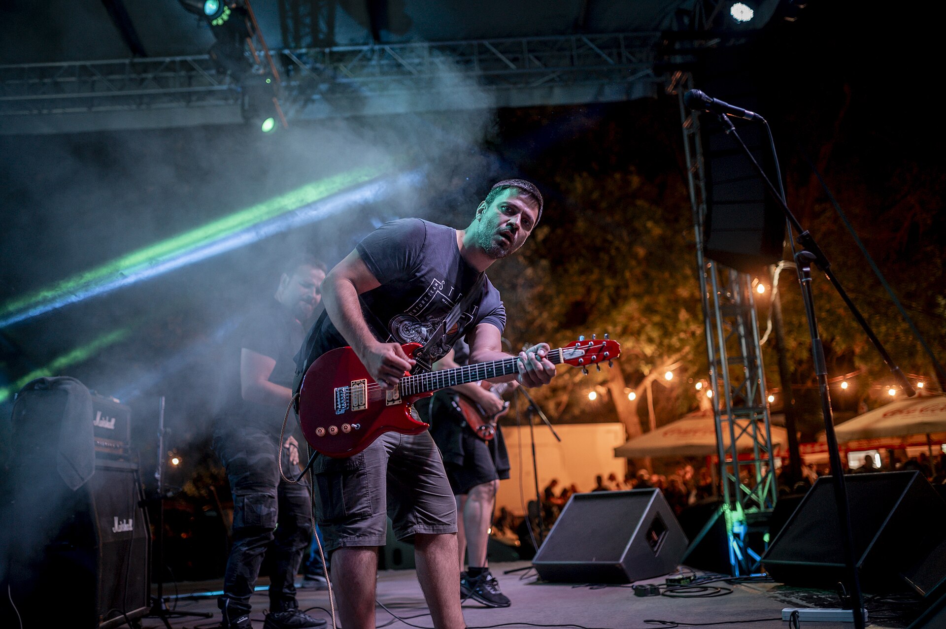 Banda tocando en directo bajo las luces del escenario