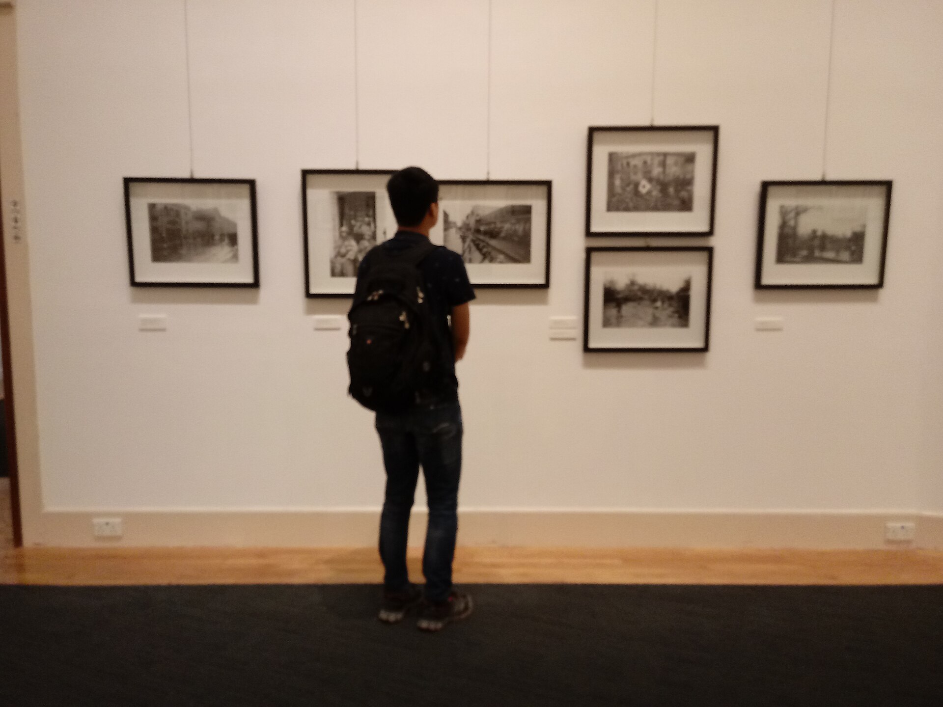 Visitante en una exposición