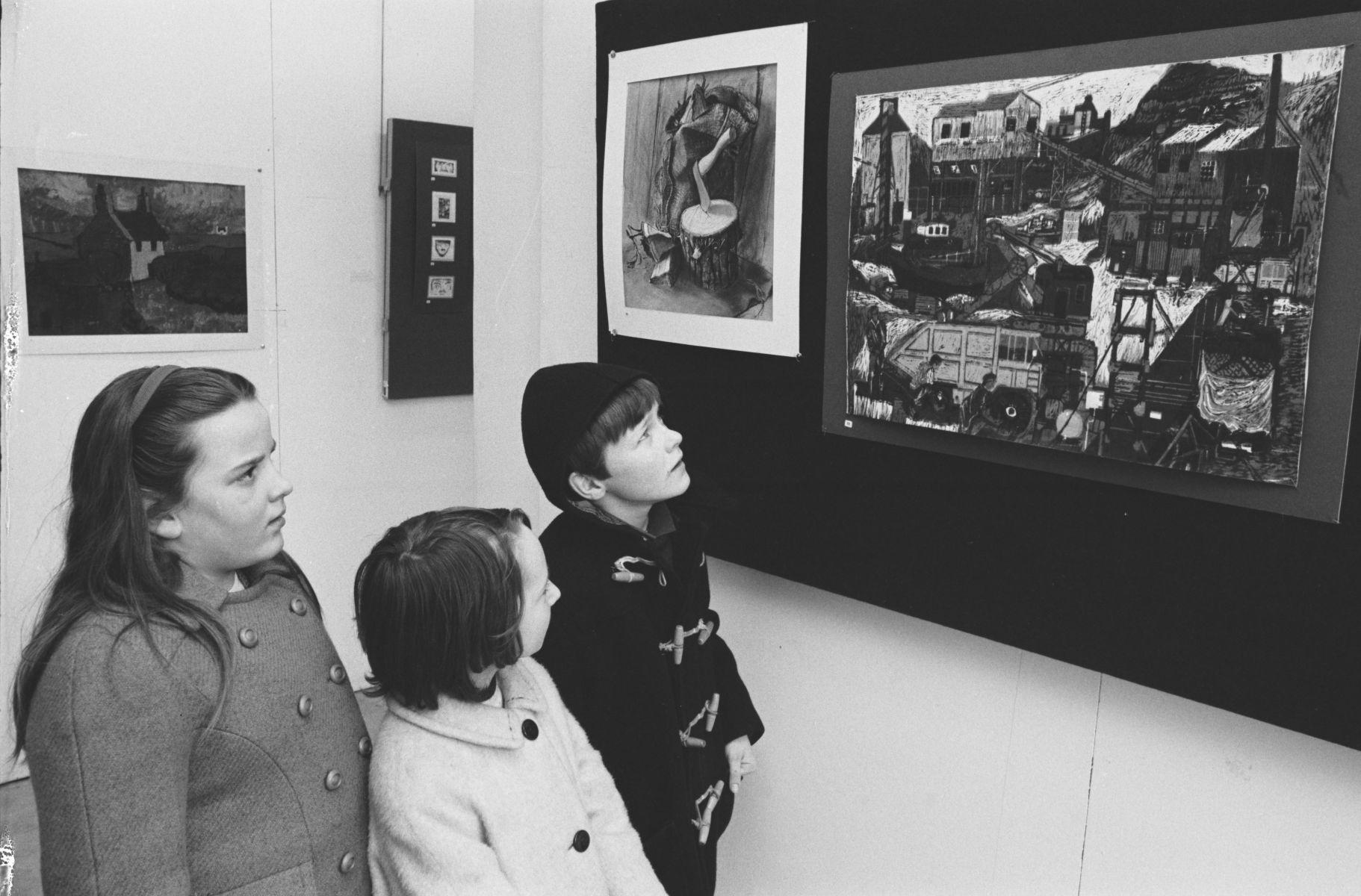 Niños en una exposición