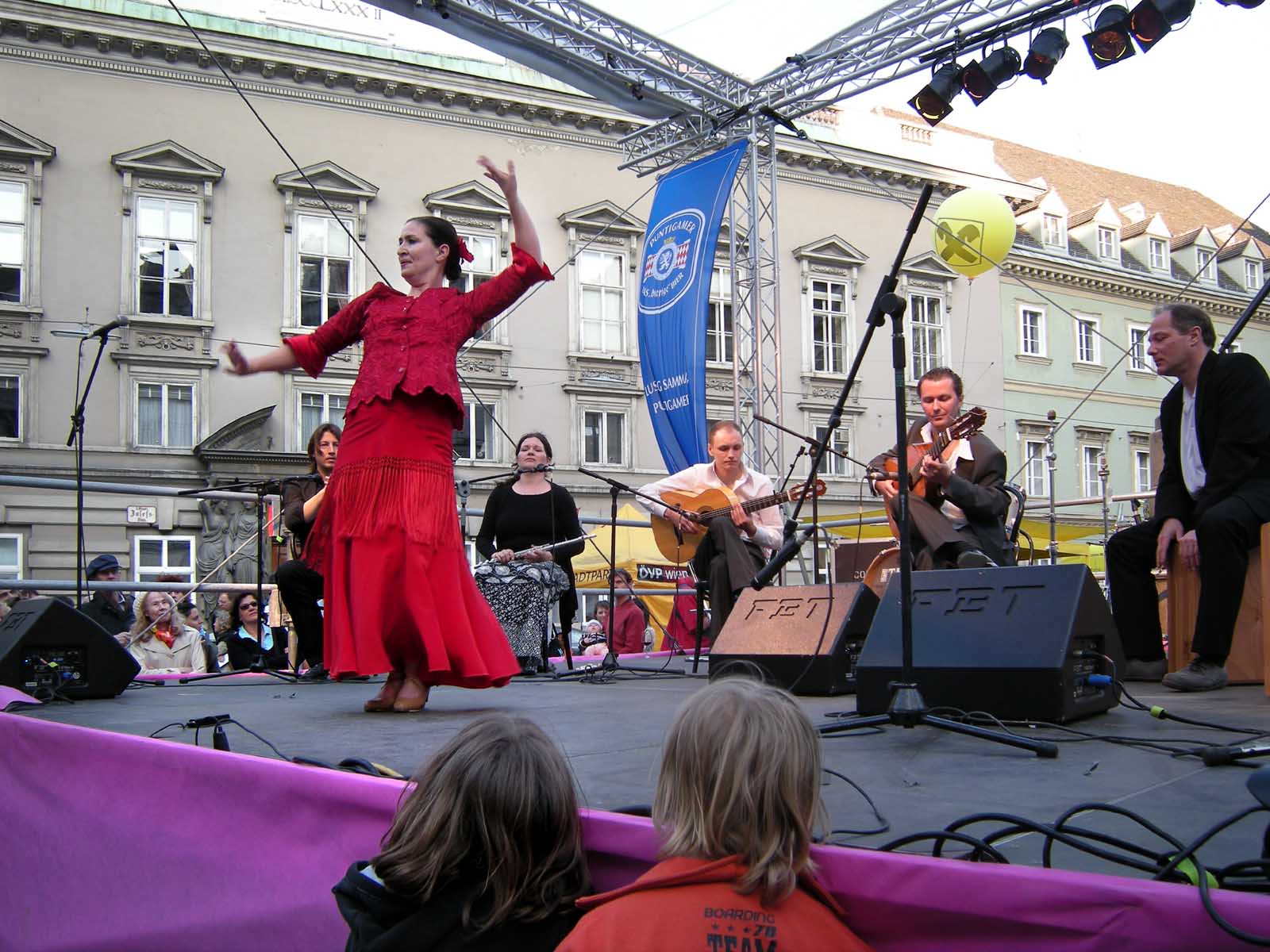Flamenco en un escenario al aire libre