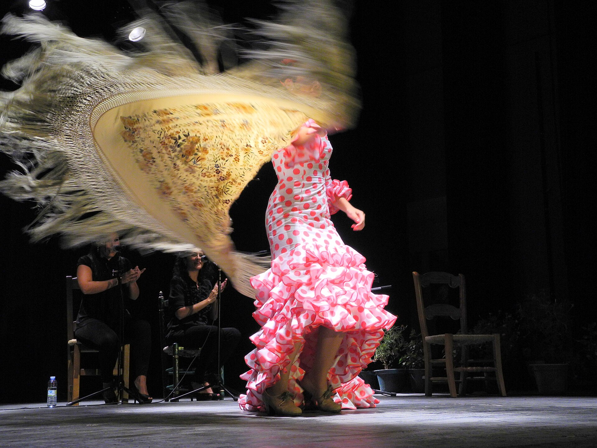 Baile flamenco con bata de cola