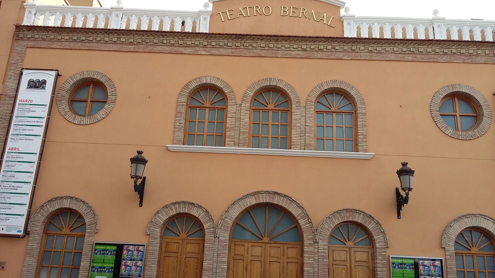 Fachada del Teatro Bernal de El Palmar