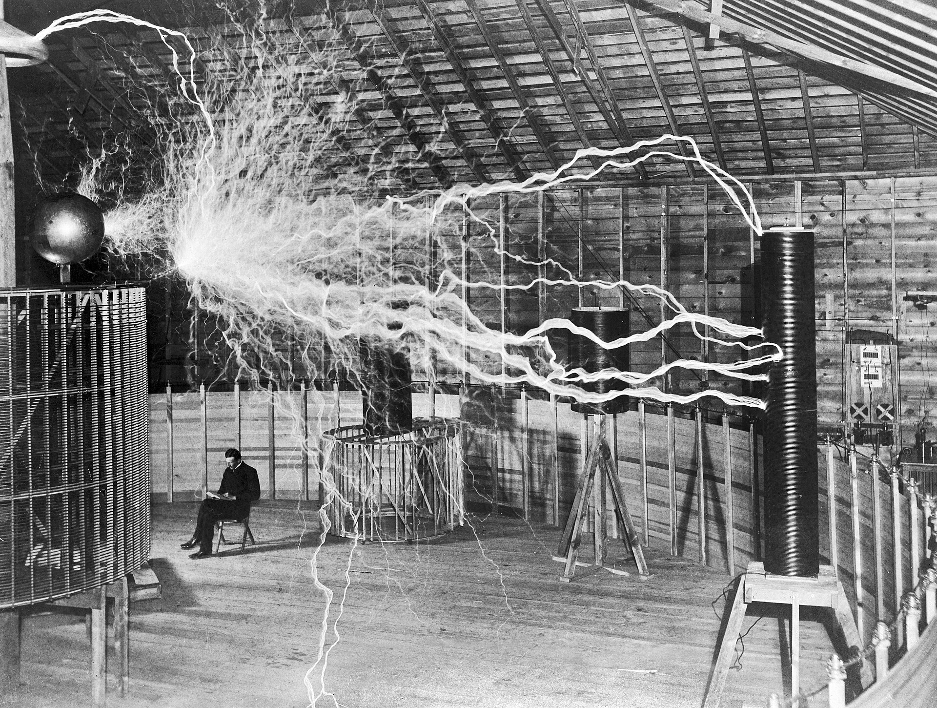 Nikola Tesla en su laboratorio