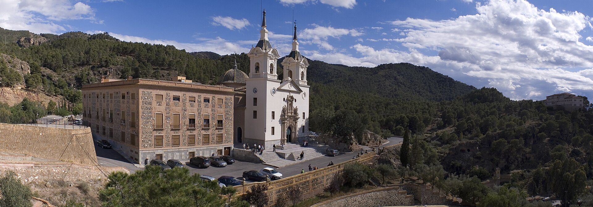 Santuario de la Fuensanta y la sierra de El Valle